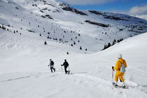 Three people snowshoeing von Sami Sarkis Photography