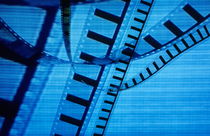 Transparent roll of 35mm movie film displayed on tv screen von Sami Sarkis Photography