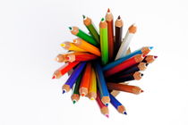 Colorful crayons in jar von Sami Sarkis Photography