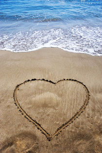 Heartshape drawn in sand on beach von Sami Sarkis Photography