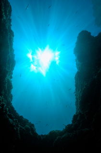 Sunbeams and rock formation underwater von Sami Sarkis Photography