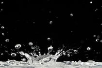 Drop of water splashing by Sami Sarkis Photography