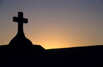 Silhouette of a cross on grave in the Marine cemetery of Bonifacio at sunset von Sami Sarkis Photography