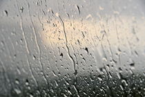 Car windshield with water drops von Sami Sarkis Photography