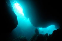 Scuba Divers exploring underwater caves von Sami Sarkis Photography