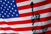 Statue of Liberty and US flag von Sami Sarkis Photography