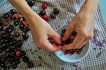 Woman hands preparing Cherry jam von Sami Sarkis Photography