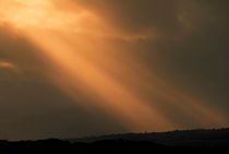 Sunbeams through clouds at sunrise von Sami Sarkis Photography