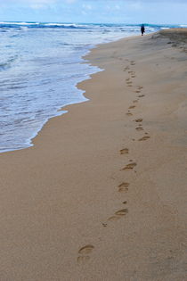 Woman and footprints on beach von Sami Sarkis Photography
