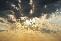 Sun shining through clouds at sunset von Sami Sarkis Photography