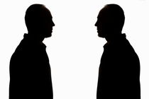Silhouette of two men face to face von Sami Sarkis Photography