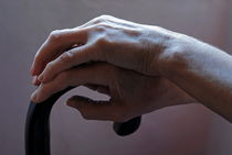 Senior woman's hands on cane von Sami Sarkis Photography