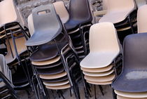 Stack of plastic chairs von Sami Sarkis Photography
