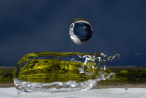Drop of Water splashing von Sami Sarkis Photography