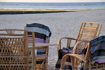 Wooden chairs on  beach at sunrise von Sami Sarkis Photography