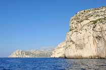 Calanques cliffs on mediterranean sea von Sami Sarkis Photography