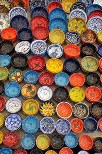 Display of colorful traditional pottery plates von Sami Sarkis Photography