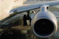 Airplane jet engine and wing von Sami Sarkis Photography