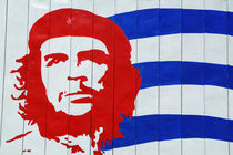 Billboard with the iconic Che Guevara portrait and national Cuban flag von Sami Sarkis Photography