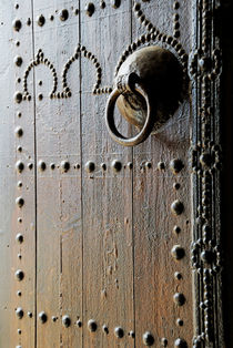Traditional wooden gates with knocker von Sami Sarkis Photography
