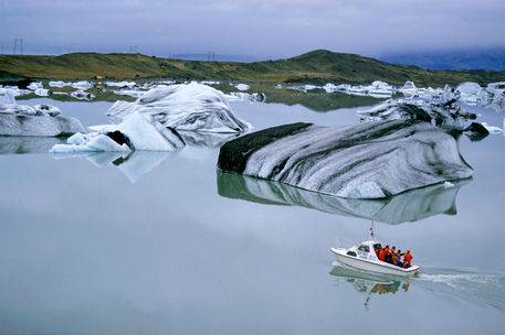 Rf-boat-icebergs-iceland-lake-tourist-cor054