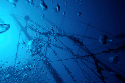 Rm-bubbles-le-voilier-shipwreck-mast-uw612