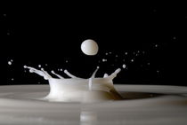 Drops of milk splashing into the air. von Sami Sarkis Photography