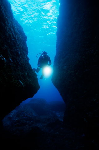 Rm-diver-light-ocean-floor-scuba-diving-sea-uw264