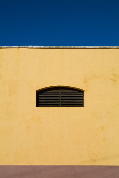 Rf-building-sancti-spiritus-wall-window-yellow-cub0985