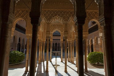 Rm-alhambra-courtyard-medieval-palace-pillars-adl0966