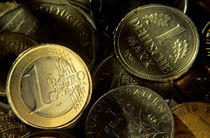One euro coin among a pile of franc and deutsche mark coins. von Sami Sarkis Photography