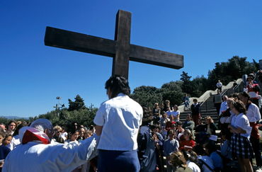 Rm-catholic-celebration-cross-crowd-marseille-mle244