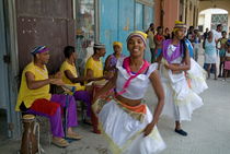 Cuban band Los 4 Vientos and dancers entertaining people in the street von Sami Sarkis Photography