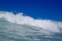 Crashing foamy waves in the blue ocean waters. von Sami Sarkis Photography