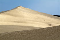 Tourists walking over the Great Dune of Pyla by Sami Sarkis Photography