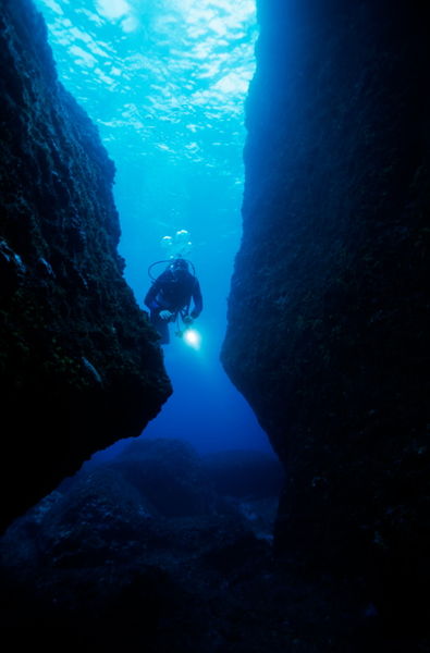 Rm-diver-light-ocean-floor-scuba-diving-underwater-uw265