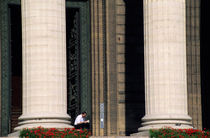 Man reading a book beside the columns of La Madeleine church von Sami Sarkis Photography