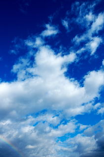 Clouds in a beautiful blue von Sami Sarkis Photography