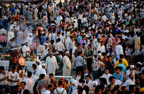 Rm-crowd-marrakesh-men-street-market-women-mrc050