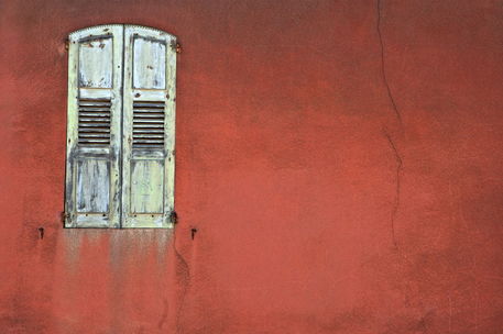 Rf-bonnieux-quaint-shutters-wall-weathered-var819