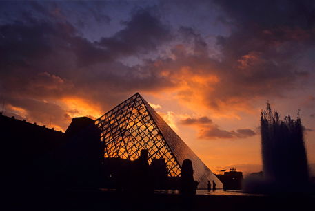 Rf-fountain-louvre-pyramid-paris-silhouetted-cor014