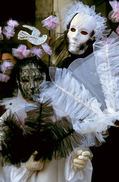 Rm-costumes-people-venetian-masks-venice-it060