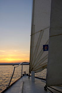 Sailboat navigating the sea at sunset von Sami Sarkis Photography