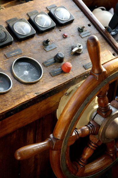 Rf-control-old-fashioned-ship-steering-wheel-mle425