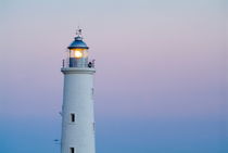 Illuminated lighthouse nearby the Playa Rancho Luna von Sami Sarkis Photography