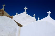 White gravestones in the Marine Cemetery in Bonifacio von Sami Sarkis Photography