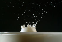Drop of milk splashing in a glass. von Sami Sarkis Photography