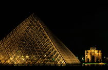 The Louvre Pyramid and the Arc de Triomphe du Carrousel at night by Sami Sarkis Photography