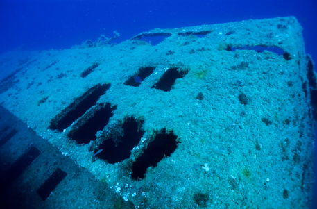 Rm-damage-decay-marseille-sea-shipwreck-underwater-uw284