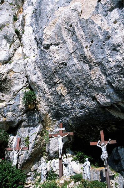 Rm-pilgrimage-site-religious-rock-statues-var-pro161